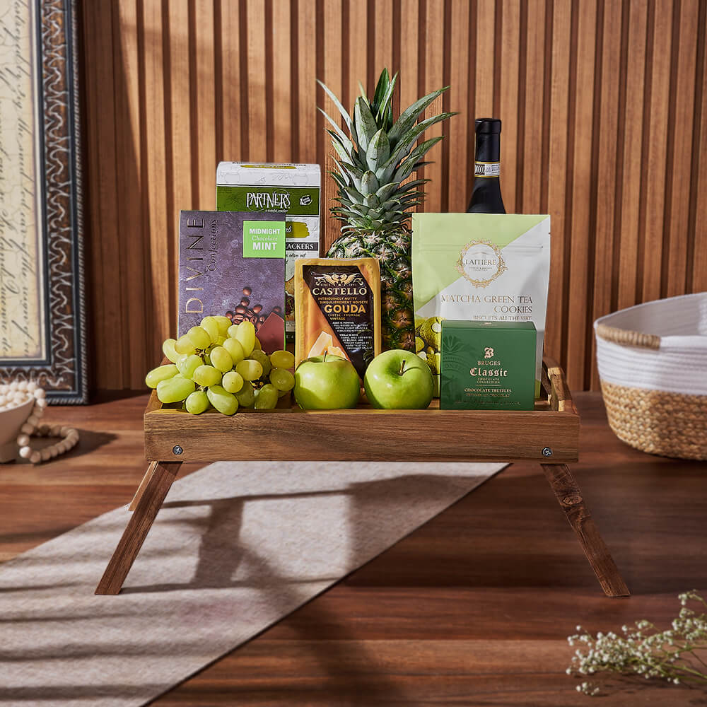 Wine with Crackers and Cheese Basket – how the gift is presented