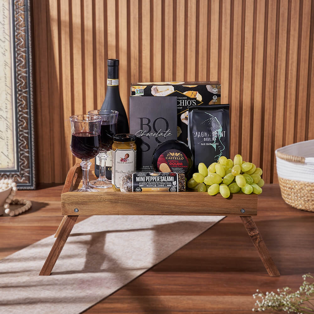 Snack Basket with Wine and Tray – how the gift is presented