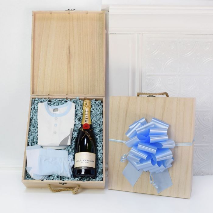 Baby Boy Outfit Champagne Gift Box – how the gift is presented