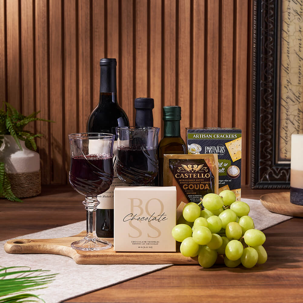 Premium Wine Gift Basket Featuring Gouda, Grapes & Chocolate – how the gift is presented
