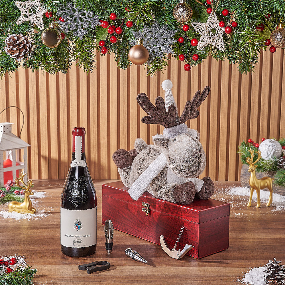 Holiday Wine Gift Basket with Rustic Scented Candle and Reindeer Decor – how the gift is presented