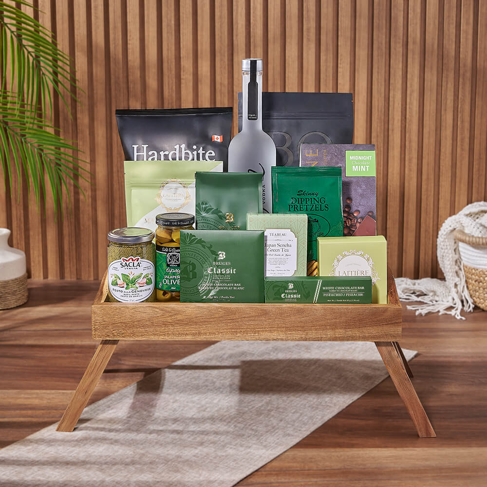 Signature Wooden Tray Gift with Vodka and Fine Snacks – how the gift is presented