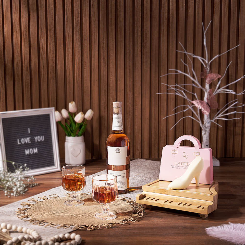 Piano Cheese Board Basket with Liquor and White Chocolate for Mother's Day – how the gift is presented