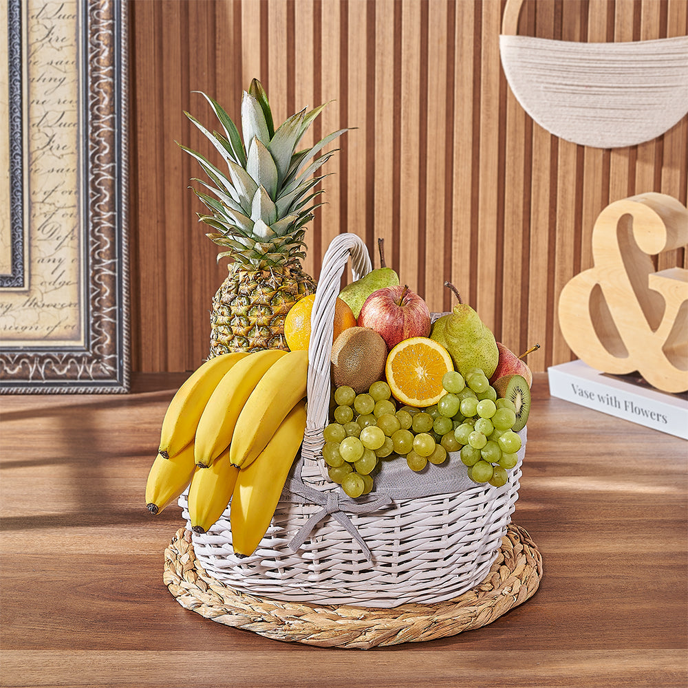 Fruit Basket in White Wicker – how the gift is presented